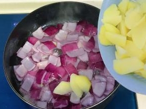 倒入土豆和洋葱一起翻炒