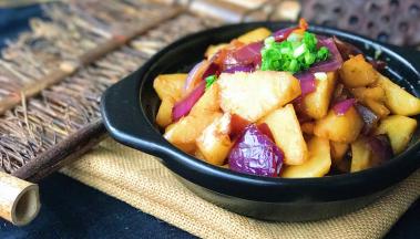 关火出锅装盘撒上葱花即可