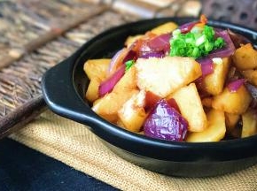 关火出锅装盘撒上葱花即可