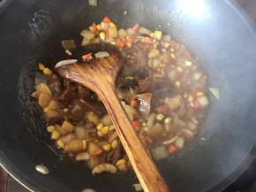 加入适量开水煮至咖喱融化即可