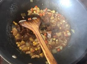 加入适量开水煮至咖喱融化即可