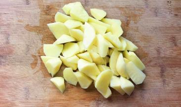 土豆去皮切成滚刀块