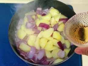 倒入料酒