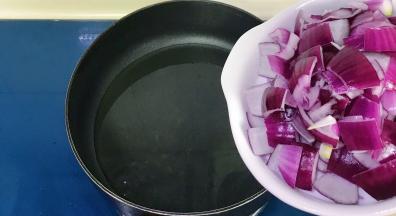 热锅冷油放入洋葱