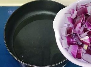 热锅冷油放入洋葱