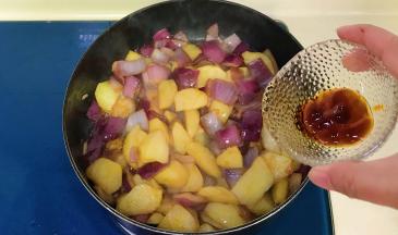 加入蚝油翻炒均匀