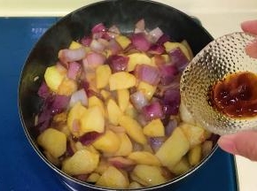 加入蚝油翻炒均匀