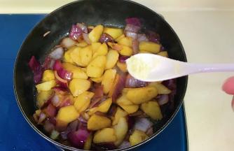 加入少许鸡精调味