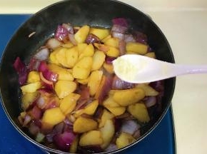 加入少许鸡精调味