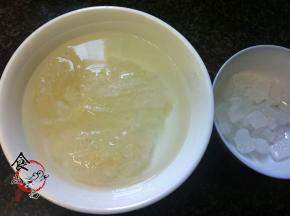 将干燕窝用纯净水浸泡1-2个小时，放于自然通风处，注意观察燕窝的膨胀程度。待燕窝轻软膨胀后用小摄子轻轻将浮起的小燕毛夹出，同时备好冰糖