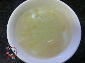 挑完毛之后，用纯净水过滤清洗一至二遍。清洗干净后，将燕窝按纹理小心撕成细条，燕头处尽量用指头碾细。