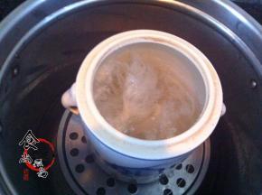 将处理好的燕窝和冰糖倒入炖盅内，加入纯净水浸过燕窝，稍高1CM的水量为佳。