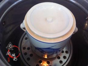 加盖，置于蒸锅内，隔水以文火炖1个小时，以表面呈现少量泡沫，有点沸腾、粘稠感和蛋清香味为蒸好的标准。