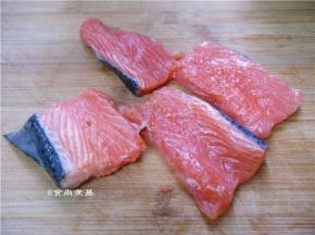 三文鱼块洗净，沥干水（三文鱼肉切薄片做刺身，三文鱼骨和尾巴切块可以干煎或煮汤，一鱼两吃非常不错哦）