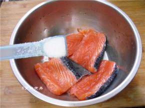 将沥干水的鱼块放入盆中，调入少量盐和鸡粉