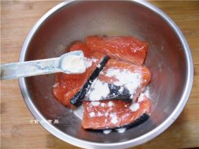 再调入1汤匙淀粉，搅拌均匀。（加淀粉目的是让淀粉裹住三文鱼的鲜味，煎制时定型好看，吃起来有酥松的口感）