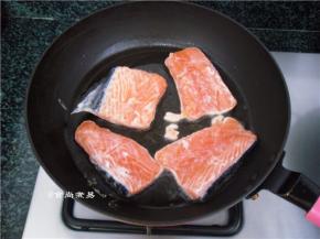 热锅倒油，加入三文鱼块中火慢煎