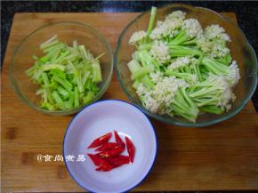 花菜洗净掰小朵，辣椒和芹菜分别洗净切段