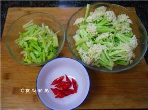 花菜洗净掰小朵，辣椒和芹菜分别洗净切段