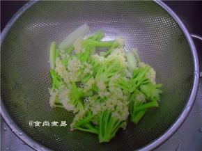 水里调入少量盐，将花菜焯熟、捞起沥干