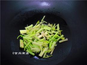 热锅倒油，将芹菜爆香