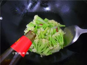 调入蚝油、味极鲜味汁、鸡粉