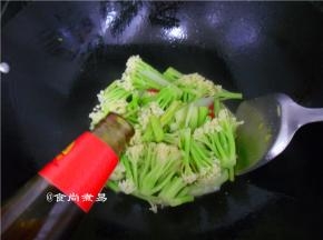 调入蚝油、味极鲜味汁、鸡粉