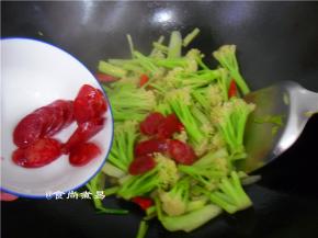 倒入切好的腊肠、翻炒均匀即可
