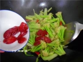 倒入切好的腊肠、翻炒均匀即可