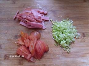 芹菜洗净去叶子切粒、番茄洗净切薄片，火腿肠切丝