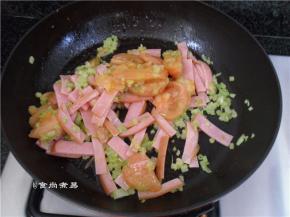 热锅，倒入橄榄油、爆香番茄、芹菜、加上火腿丝翻炒均匀