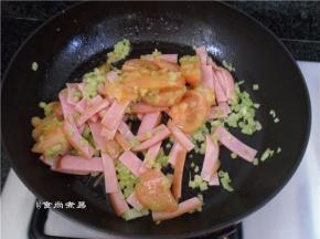 热锅，倒入橄榄油、爆香番茄、芹菜、加上火腿丝翻炒均匀