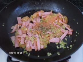 撒些盐、黑胡椒粒拌匀