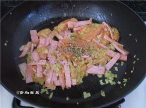 撒些盐、黑胡椒粒拌匀
