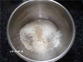 高筋面粉用大盆盛起，加入砂糖、盐、酵母