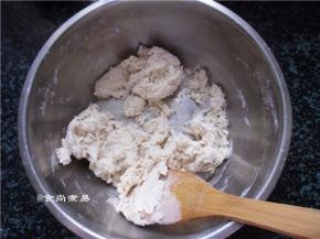 加上清水、混合成面团