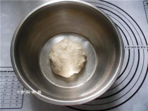 揉好的面团放入盆中，盖上保鲜膜，放温暖处发酵