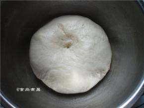 1小时后，面团发酵至体积比原先大了2倍多