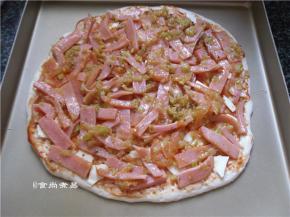 铺上炒好的芹菜番茄火腿丝