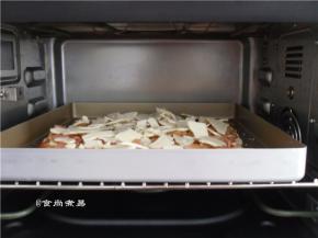 烤盘放入预热好的烤箱中层，210度上下火烘烤15分钟