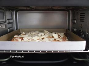 烤盘放入预热好的烤箱中层，210度上下火烘烤15分钟