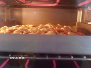 烤至芝士熔化，披萨边略有焦黄色即可