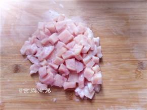 鸡胸肉洗净沥干水，切去附在肉上的油脂、趁还没有完全解冻开，切成小块，这时鸡肉可以切出你喜欢的形状出来；