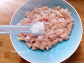 放进较大的碗里，调入盐、鸡粉；