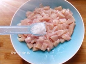 放进较大的碗里，调入盐、鸡粉；