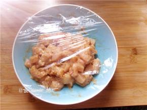 调入香辣粉，拌匀，裹上保鲜膜，放进冰箱保鲜腌制2小时以上；
