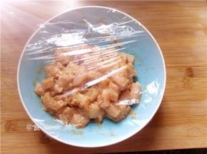 调入香辣粉，拌匀，裹上保鲜膜，放进冰箱保鲜腌制2小时以上；