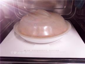 取出腌制好的鸡米花，换上适用微波炉用的碟子盛起鸡米花，放进微波炉叮4分钟；