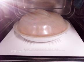 取出腌制好的鸡米花，换上适用微波炉用的碟子盛起鸡米花，放进微波炉叮4分钟；