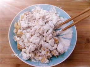 香酥炸粉用大碗盛起，倒入叮好的鸡米花，拌匀，尽量让每一块鸡米花裹上炸粉；